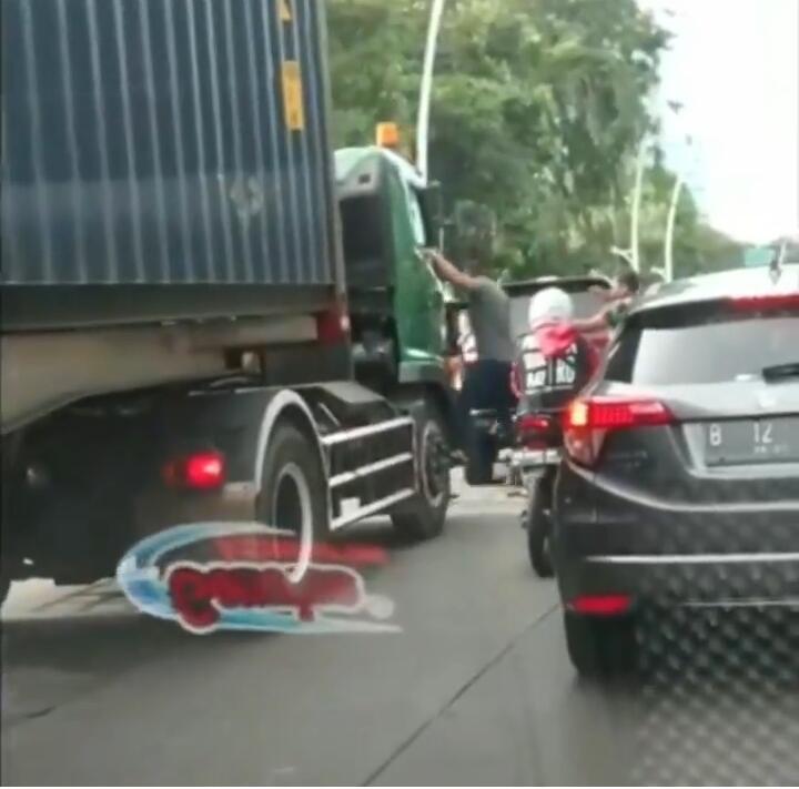 Pengendara Pajero Tidak Terima Diberi Klakson, Keluar Bawa Pentungan dan Maki-maki