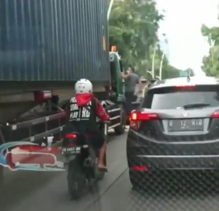 Pengendara Pajero Tidak Terima Diberi Klakson, Keluar Bawa Pentungan dan Maki-maki