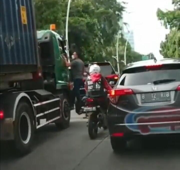 Pengendara Pajero Tidak Terima Diberi Klakson, Keluar Bawa Pentungan dan Maki-maki