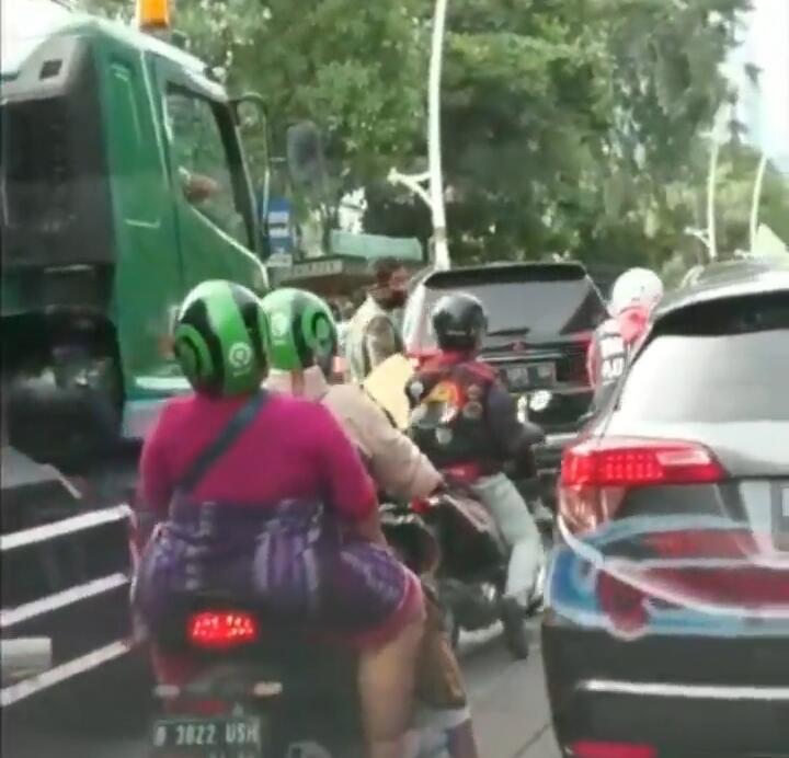 Pengendara Pajero Tidak Terima Diberi Klakson, Keluar Bawa Pentungan dan Maki-maki