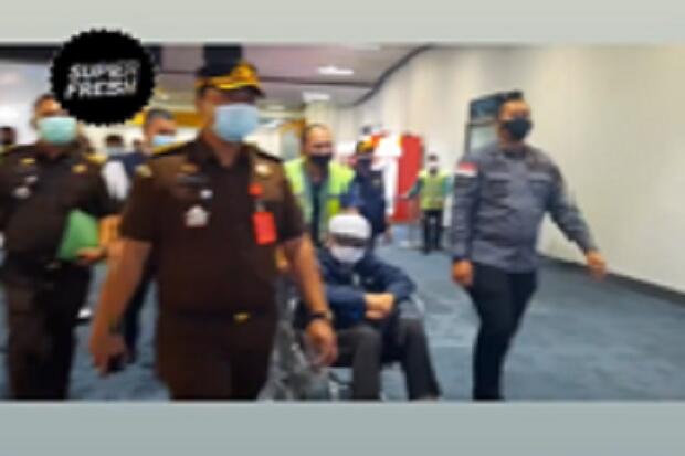 Didorong dengan Kursi Roda, Hendra Subrata Tiba di Jakarta