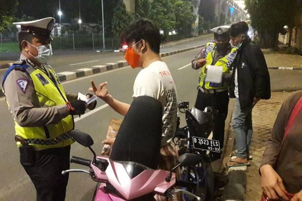 Petugas Gabungan Lakukan Pembatasan Aktivitas di Ibu Kota, Pengendara Motor Ditilang