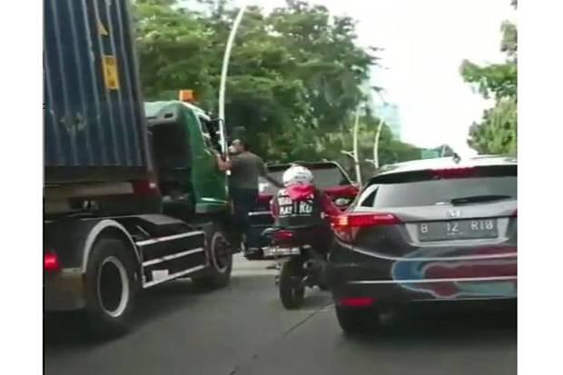 Warganet Desak Polisi Bongkar Identitas Pengemudi Pajero Bar-Bar di Sunter Jakut