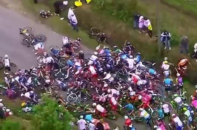 Polisi Memburu Wanita yang Menyebabkan Kecelakaan Besar di Tour de France