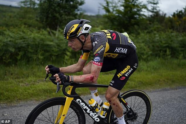 Polisi Memburu Wanita yang Menyebabkan Kecelakaan Besar di Tour de France