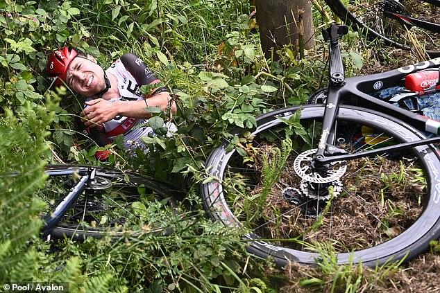 Polisi Memburu Wanita yang Menyebabkan Kecelakaan Besar di Tour de France