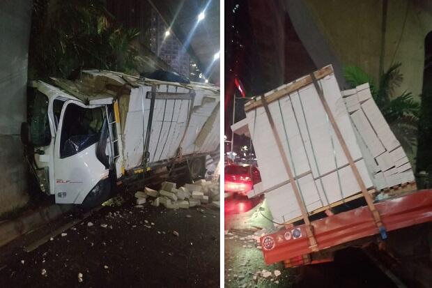Truk Pengangkut Hebel Tabrak Tiang Beton JLNT Casablanca