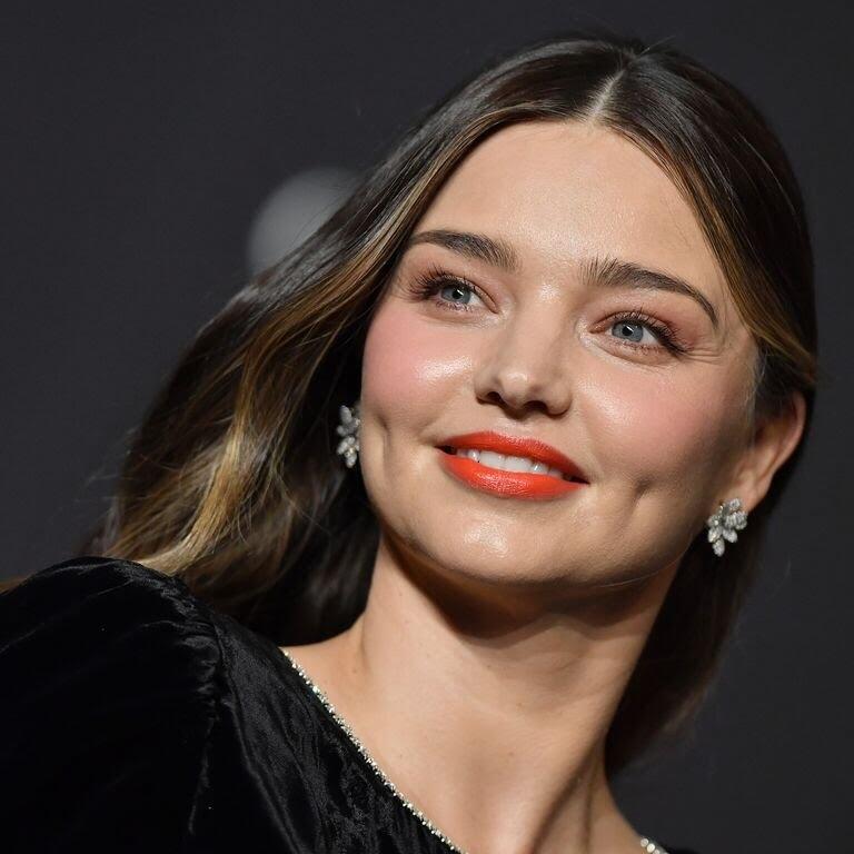 Artis Miranda Kerr Gunakan Skin Care dari Bahan Unik Ini Agar Wajahnya Tetap Flawless
