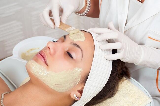 Artis Miranda Kerr Gunakan Skin Care dari Bahan Unik Ini Agar Wajahnya Tetap Flawless