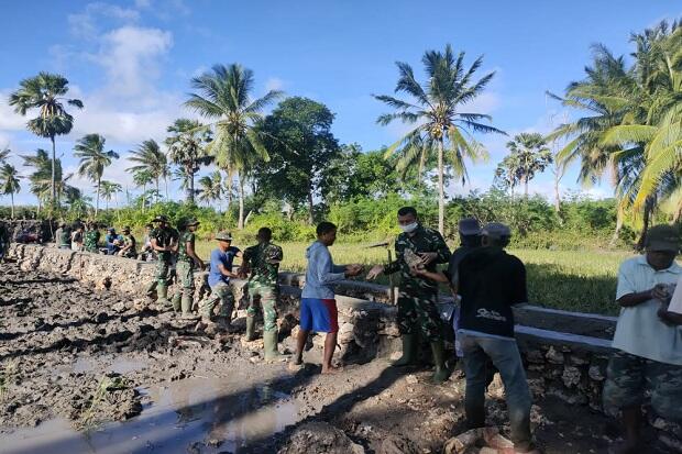 Beri Semangat Prajurit, Dandim Rotendao Bantu Pembuatan Irigasi di Lokasi TMMD