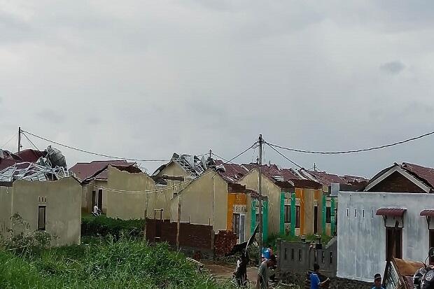 Terjang Deliserdang, Angin Puting Beliung Rusak Puluhan Rumah dan Tewaskan 1 Bocah