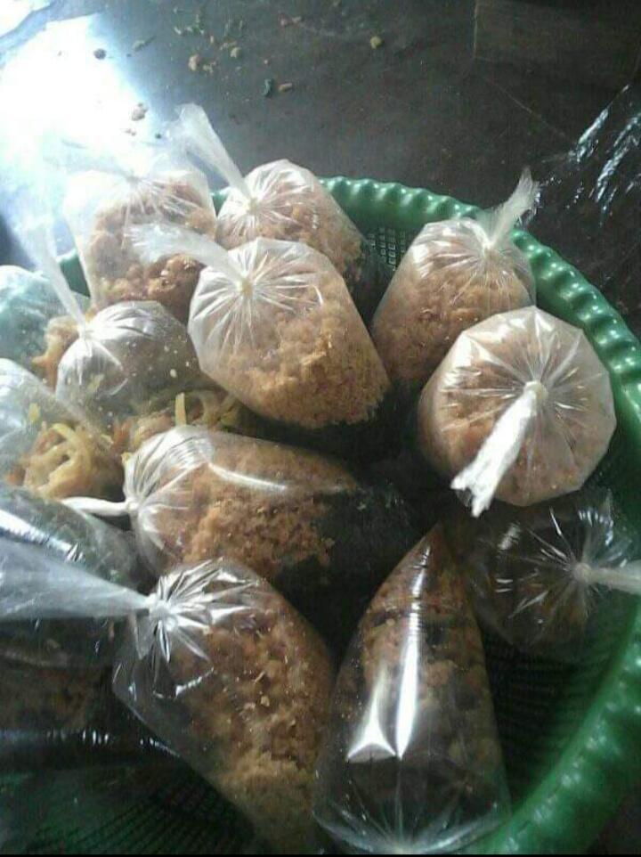 Tak Gengsi, Single Parent Satu Ini Berjualan Makanan Matang Keliling Kampung