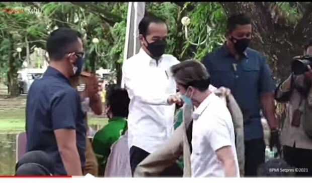 Jokowi Berikan Jaket yang Dikenakannya kepada Seorang Pemuda di Kendari