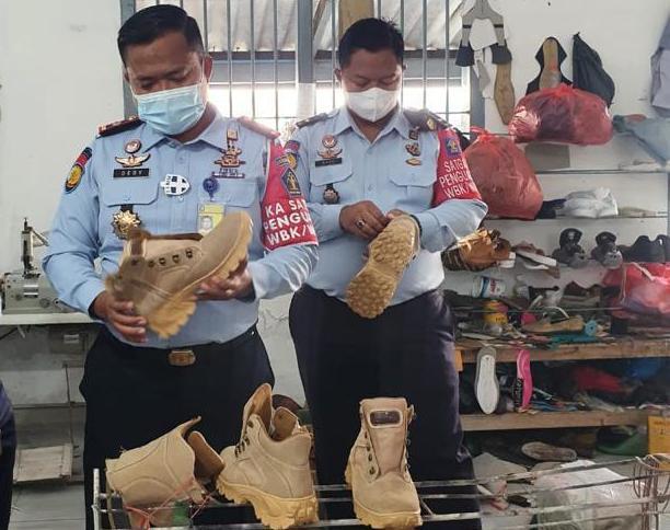 Napi Lapas di Mojokerto Produksi Sepatu Outdoor Bernilai Jual