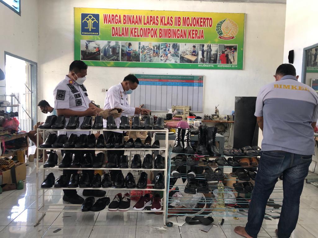 Napi Lapas di Mojokerto Produksi Sepatu Outdoor Bernilai Jual