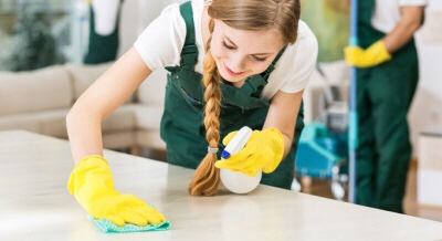 Bekerja Sebagai Cleaning Service Mba Ikka Sudah Bisa Memenuhi Kebutuhan Anaknya