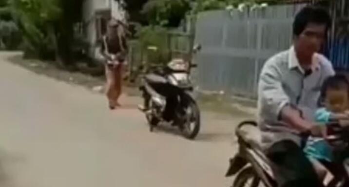 Unik, Viral Seorang Pria Jalan-jalan Bawa Motor Remote Control! Akankah Dikembangkan?