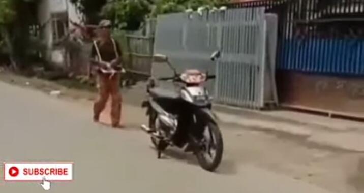 Unik, Viral Seorang Pria Jalan-jalan Bawa Motor Remote Control! Akankah Dikembangkan?