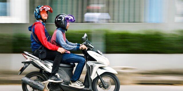 Unik, Viral Seorang Pria Jalan-jalan Bawa Motor Remote Control! Akankah Dikembangkan?