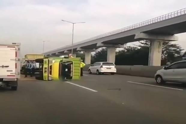 Truk Terguling di Cikunir, Lalu Lintas Jagorawi Tersendat