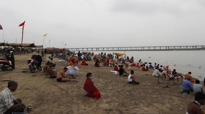 Pemandangan Mengerikan Kembali Terlihat di Sungai Gangga India.