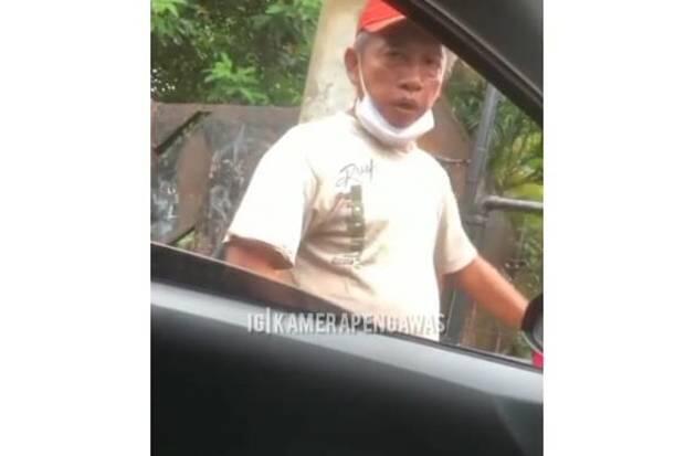 Viral! Oknum Warga Minta Uang Rokok untuk Buka Pintu Portal Lockdown di Kebon Jeruk