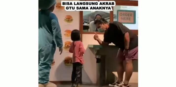 Contoh Baik, Sikap Bos Dermawan Berbagi Pada Badut dan Anaknya Ini Tuai Pujian