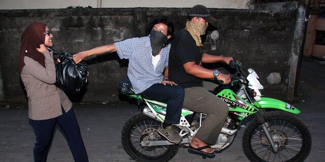 Waspada Bermain Ponsel di Tepi Jalan Raya, Jambret Mengancam Keselamatan Anda
