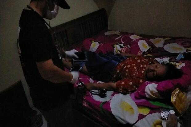 Mengharukan, Warga Tanpa APD Nekat Bawa Lansia Positif Covid-19 ke RS Fatmawati