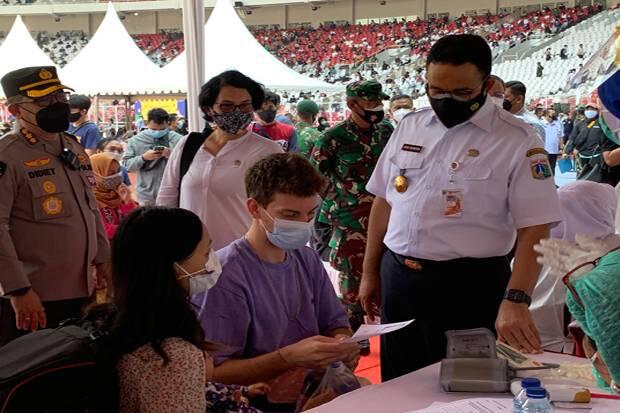 Tinjau Vaksinasi Massal di SUGBK, Anies Bantu Bule yang Hendak Divaksin