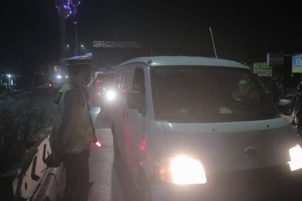 PPKM Darurat, Puluhan Kendaraan Diputar Balik di Perbatasan Bekasi-Karawang