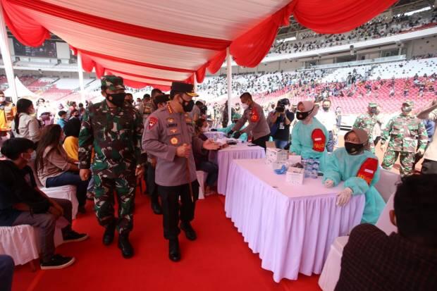 Panglima TNI dan Kapolri Tinjau Vaksinasi Massal di Stadion Utama GBK
