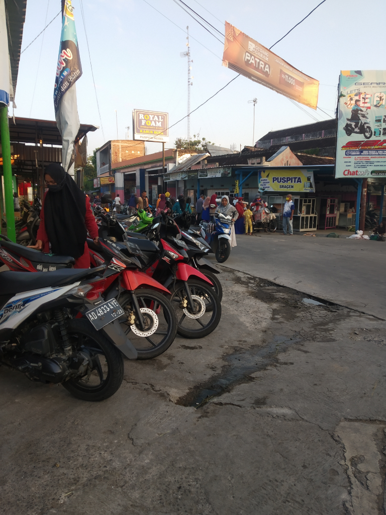 Kegiatan Pagi Di Pasar Kliwon Desa Pucuk