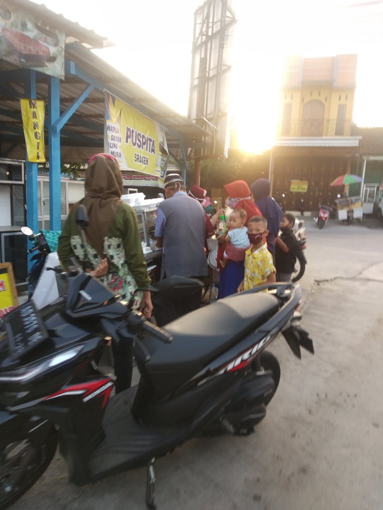 Kegiatan Pagi Di Pasar Kliwon Desa Pucuk