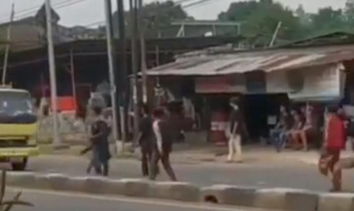 Orang Tua Wajib Waspada, Bahaya Kebiasaan Nekat Bocah Cegat Mobil di Jalan Raya