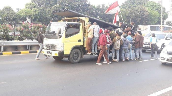 Orang Tua Wajib Waspada, Bahaya Kebiasaan Nekat Bocah Cegat Mobil di Jalan Raya