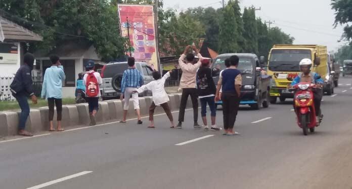 Orang Tua Wajib Waspada, Bahaya Kebiasaan Nekat Bocah Cegat Mobil di Jalan Raya