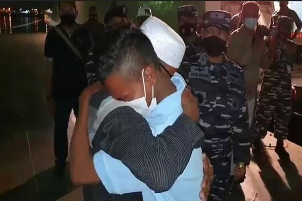 Tangis Keluarga Menitik Saat Menjemput 5 Nelayan yang Terhempas hingga Malaysia