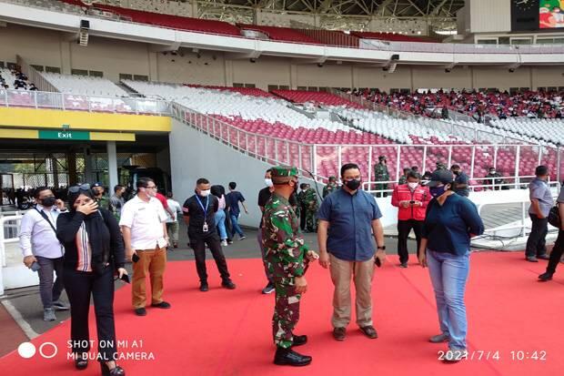 Pakai Setelan Santai, Anies Tinjau Vaksinasi Massal di Stadion GBK Senayan