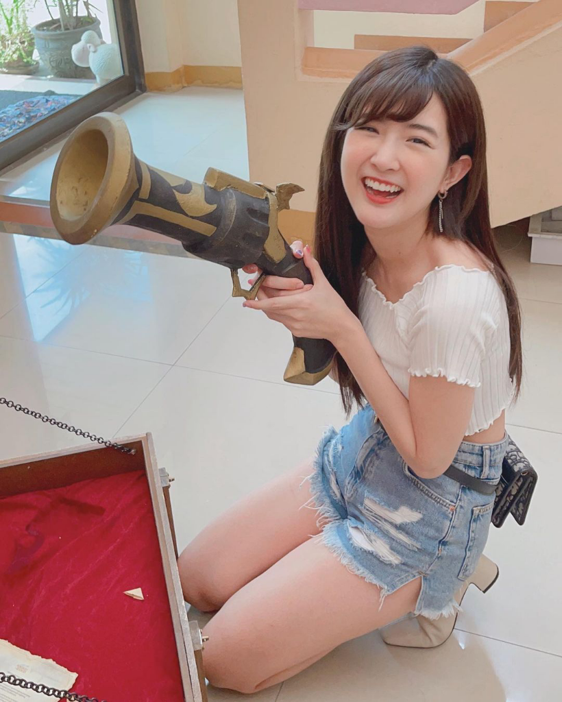 10 Potret Bizcuit Beer, Model Cantik Sekaligus Gamer Kasual Bikin Pria Jatuh Hati