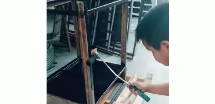 Kisah Inspiratif Bocah Kecil, Bekerja Mengecat Meja dengan Upah Beras untuk Keluarga