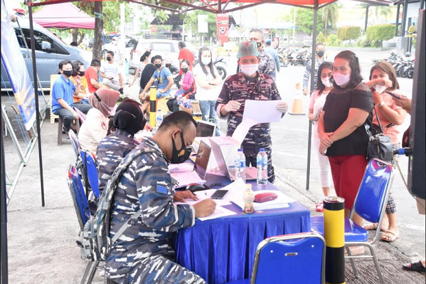 Ratusan Orang Terima Serbuan Vaksin TNI AL di Kawasan Pantai Megamas