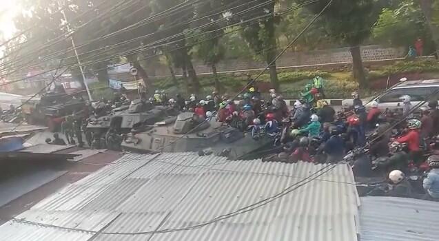 Sadiezz, LBP Kerahkan Tank TNI Hadapi Kerumunan Warga