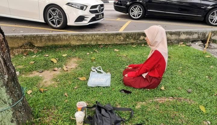 Viral Suami Istri Shalat Jama'ah di Kereta, Contoh Ingat Kewajiban Dimana pun Berada