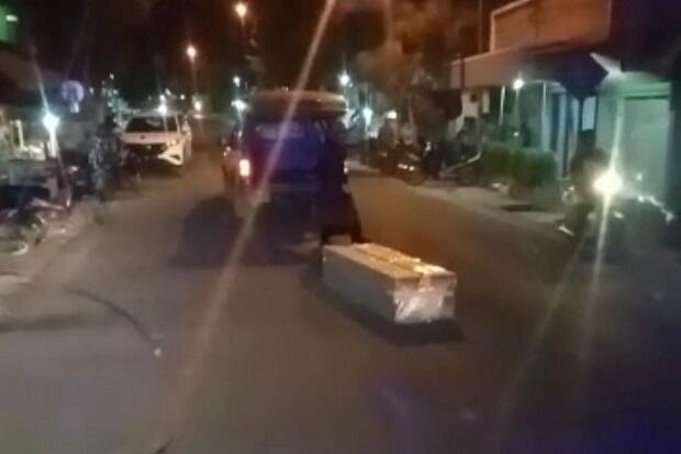 Gresik Gempar, Beredar Video Peti Jenazah COVID-19 Jatuh Dari Mobil Ambulans
