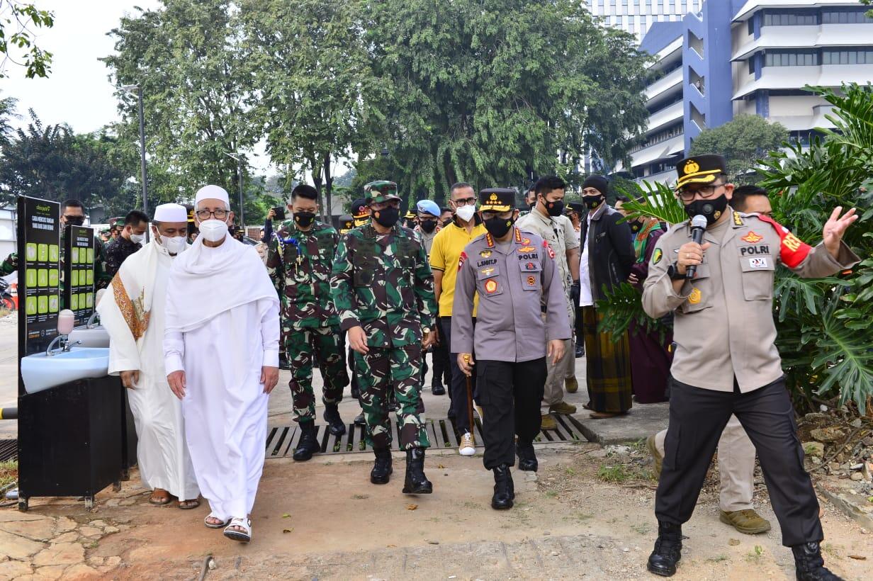 TNI-Polri Gelar Vaksinasi Massal Bareng Rabithah Alawiyah di Cibis Park 