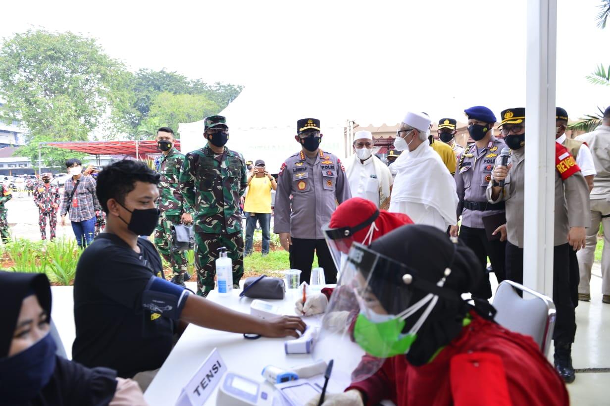 TNI-Polri Gelar Vaksinasi Massal Bareng Rabithah Alawiyah di Cibis Park 