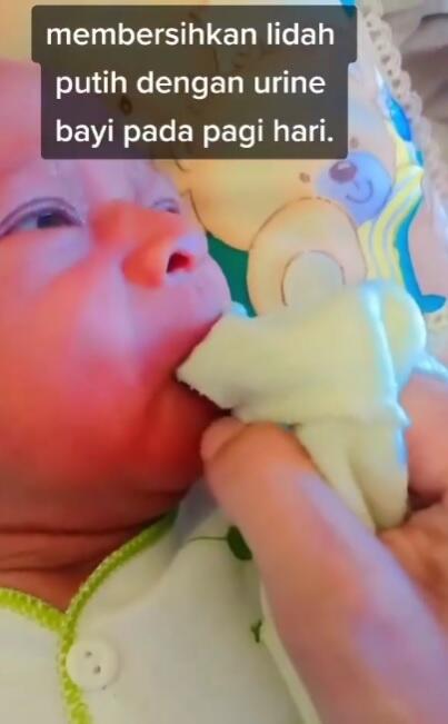 Sesat Mak!! Seorang Ibu Bersihkan Lidah Putih Bayi Menggunakan Air Urin. Rasanya Apa?