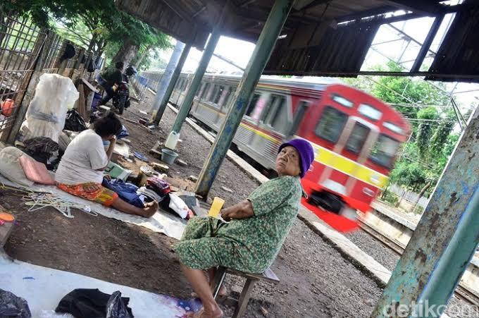 Homeless Para Bule Kayak Orang Camping, Sedangkan Di Indonesia?