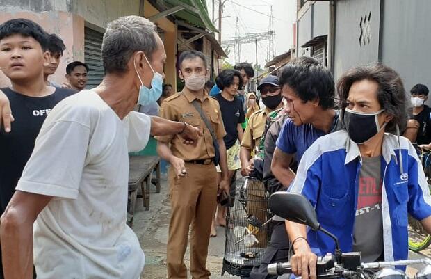 Aksinya Kepergok Penghuni Rumah, Pencuri Burung Murai Babak Belur Diamuk Warga